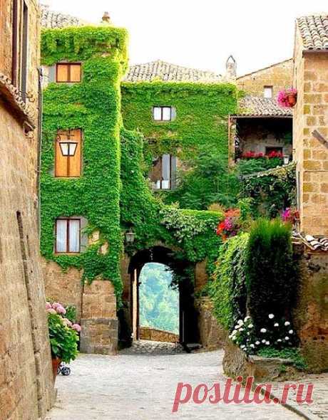 Дом покрытый зеленью. Чивита ди Баньоредж, Италия