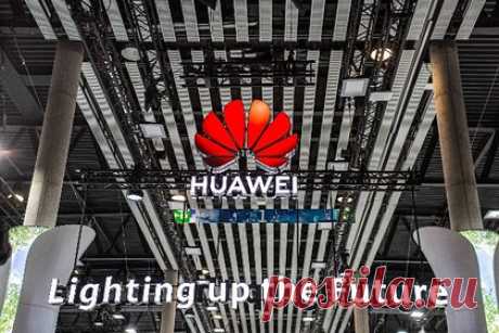Стало известно об отказах Huawei продавать свой товар в магазинах России. Магазины китайского технологического гиганта Huawei не продают посетителям даже выставленные в витринах телефоны и ноутбуки. Проблемы в розничных магазинах Huawei возникли на фоне спора управляющей компании магазинов с производителем. 3 августа китайский Huawei закрыл свой интернет-магазин в России Vmall.