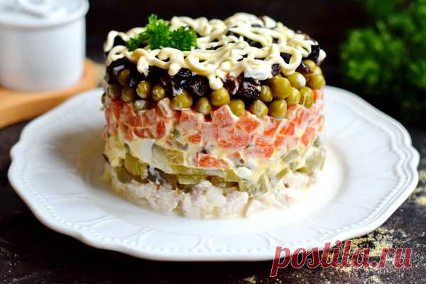 «Прага» – классический салат эпохи СССР (по-моему, он вкуснее «Оливье») Очень вкусный и несложный салат, готовится в слоеном виде. Набор ингредиентов немного напоминает «Оливье» (горошек, яйца, морковь, огурцы), но дополняется куриным мясом и черносливом. Также в...
