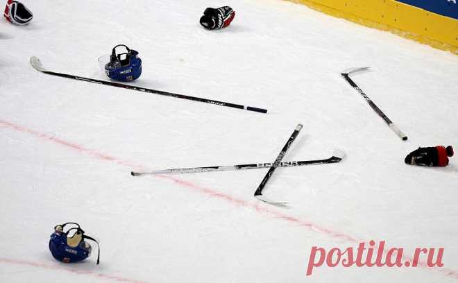 В Канаде хоккеист серьезно травмировал вратаря, проведя удушающий захват. Инцидент произошел во время матча в Тихоокеанской юношеской хоккейной лиге. 19-летний защитник Итан Гришин, один из самых грубых игроков PJHL, в результате своего удушающего приема нанес голкиперу Эвану Полу серьезную травму