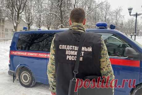 Россиянин на глазах у детей пытался сжечь бывшую жену. Житель Нижнего Тагила на глазах у двух детей поджег машину, внутри которой была его бывшая жена. Россиянин, пытаясь запугать бывшую жену, облил переднее сидение и коврик машины моторным маслом и поджег. Он угрожал расправиться с ней, держал дверь и не давал женщине выйти. Прокуратура уже направила в суд уголовное дело.