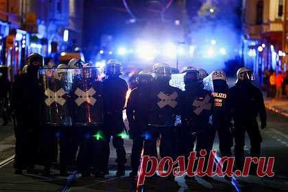 В Германии несколько полицейских получили ранения во время протестов. В городе Лейпциг на востоке Германии несколько полицейских получили ранения во время протестов левых радикальных сил. По данным немецких СМИ, вечером в субботу, 3 июня, демонстранты забросали камнями полицейский участок. В результате были ранены двое стражей порядка, охранявших объект.
