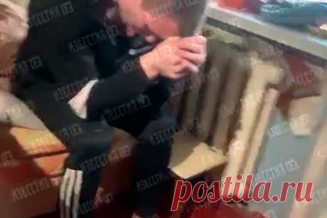 Появилось видео из квартиры родителей убитой девятилетней россиянки. В сети появилось видео из квартиры родителей девятилетней девочки, которую нашли мертвой в Вологде. Кадры публикует телеканал РЕН ТВ. На опубликованном видео отец девочки сидит на кресле и держится за голову. Мужчина рассказывает, что о смерти дочки семья узнала по телефону.