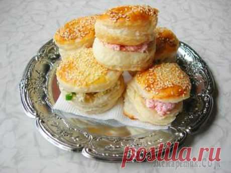 Булочки из слоеного теста с кунжутом и начинкой из творога