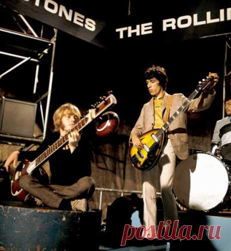 1966. The Rolling Stones performing on Ready Steady Go! at Wembley Studios in London on October 7, 1966 - p3091 | PastYears.info
