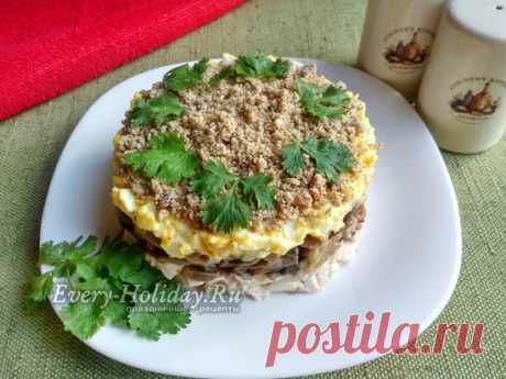 Салат "Сказка" с курицей, шампиньонами и грецкими орехами, рецепт