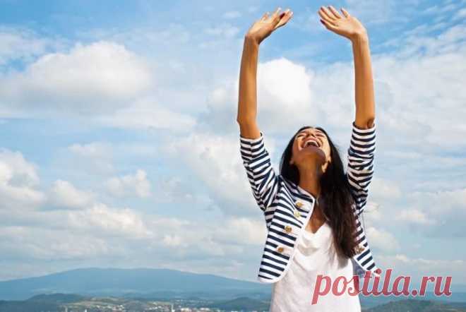 Периодически держать руки поднятыми вверх всё же необходимо. Физиотерапевты настоятельно советуют это делать по целому ряду причин. Всего одно простое упражнение способно вызвать обновление организма и предотвратить развитие целого ряда болезней. Хочешь быть здоров? Руки вверх!