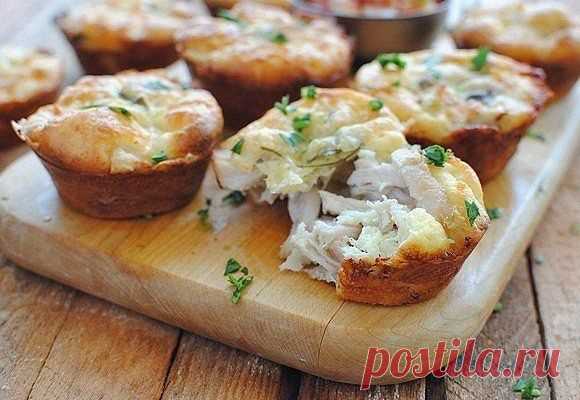 Куриные маффины с сыром

ИНГРЕДИЕНТЫ
на 6 порций:
- Куриные грудки — 2 шт.
- Сыр тертый — 1 стакан
- Мука — ½ стакана
- Молоко — ½ стакана
- Яйца — 2 шт.
- Зелень — по вкусу
- Майонез — 2 ст. л.
- Сметана — 2 ст. л.
- Специи — по вкусу

КАК ПРИГОТОВИТЬ???
1. Смешайте тертый сыр, молоко, яйца, майонез, сметану и специи. Хорошенько перемешайте.
2. Куриное филе отварите до готовности, нарежьте на небольшие кубики.
3. Добавьте в смесь из первого шага курицу, измельченную зелен...