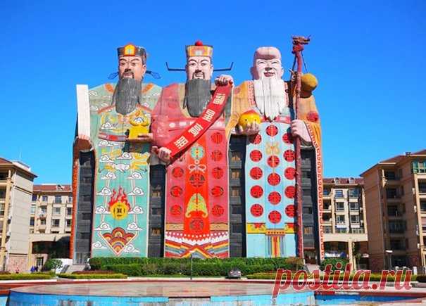 Душа Китая воплотилась в 9-этажный отель-скульптуру Tianzi Hotel, посетив который вы почувствуете влияние духовности китайского народа на себе. Богатыри, в которых, собственно, и разместился отель, герои китайского фольклора: Шоу - долговечность, Фу - счастье, Лу - процветание. Видите в руке Шоу овощ? Это номер-люкс. Еще больше интересного на сайте Клуба свободных путешественников:  http://www.welcomeworld.ru/links/avia