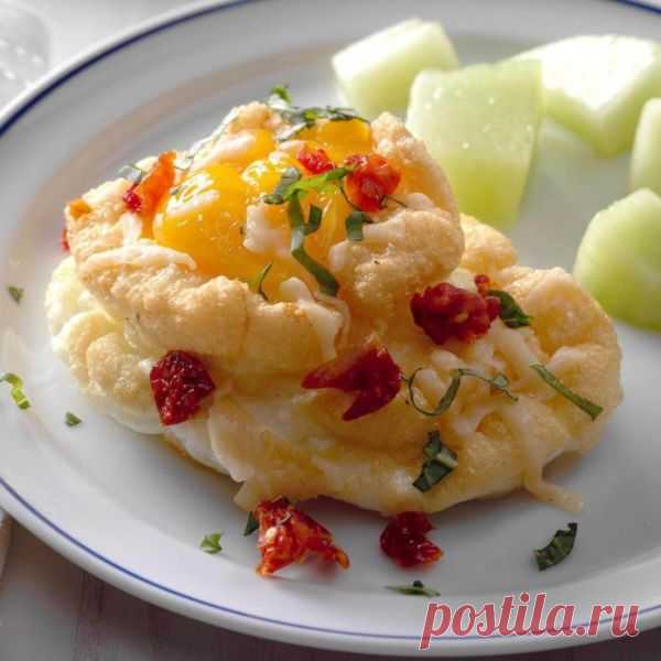 👌 Облачные яйца: рецепт оригинальной яичницы, рецепты с фото Вкусный рецепт Облачные яйца: рецепт оригинальной яичницы, пошаговый, с фото и отзывами 👍 Блюда из яиц, Яичница, Рецепты из сыра, Блюда из перца, Пармезан рецепты, Базилик рецепты, Блюда с вялеными помидорами