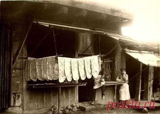 «Լավաշ վաճառողը» (1903թ)
"Lavash Seller" (1903)

Обясненые слово ЛАВАШ от корней ЛАВ и (Х)АШ немножко искусственен Известно что из Древне-шумерского языка в Армянском языке сохранились несколько слов в том числе и слово ЛАВАШ


Лаваш — блюдо армянского происхождения. Первым печным хлебом на земле были пресные лепешки, а армянский лаваш по всей вероятности больше всего напоминает их по вкусу, слово "лаваш" состоит из древне-армянских корней лав (хороший)