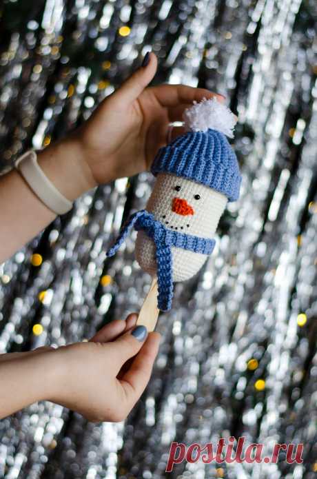 PDF Мороженка крючком. FREE crochet pattern; Аmigurumi toy patterns. Амигуруми схемы и описания на русском. Вязаные игрушки и поделки своими руками #amimore - ёлочное украшение в виде мороженого, игрушка на ёлку в виде эскимо на палочке, новогоднее украшение, Новый год.