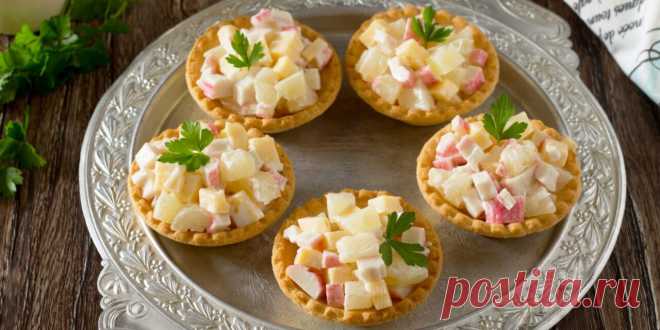 Тарталетки с крабовыми палочками и ананасом - Лайфхакер