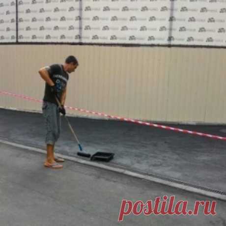 " Нам сказали красить - мы красим"- к приезду Порошенко в Харькове красят асфальт