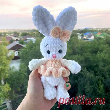 Зайка амигуруми. Схемы и описания для вязания игрушек крючком! Бесплатный мастер-класс от @amical_toys по вязанию плюшевой зайки крючком. Высота вязаной игрушки примерно 23 см. Для изготовления такого зайчика авто…