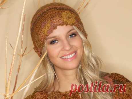 Меланжевая шапка с цветами — схема вязания спицами с описанием на BurdaStyle.ru