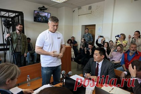 Прокурор объяснил назначение штрафа Ройзману за дискредитацию ВС России. Штраф оказался единственным возможным наказанием для экс-мэра Екатеринбурга Евгения Ройзмана (признан в РФ иноагентом) в рамках уголовного дела о дискредитации Вооруженных сил России (ВС РФ). Прокурор объяснил, что Ройзман совершил правонарушение в то время, когда действовала старая редакция Уголовного кодекса.