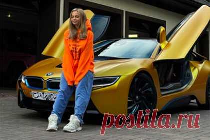 Валя Карнавал похвасталась роскошным BMW за миллионы рублей. Певица и популярная TikTok-блогерша Валя Карнавал (настоящая фамилия Карнаухова) похвасталась роскошным подарком, полученным от возлюбленного, блогера Саши Стоуна. 20-летний инфлюэнсер опубликовала фото, на котором она позирует на фоне автомобиля BMW i8 золотистого цвета за 8 миллионов рублей.