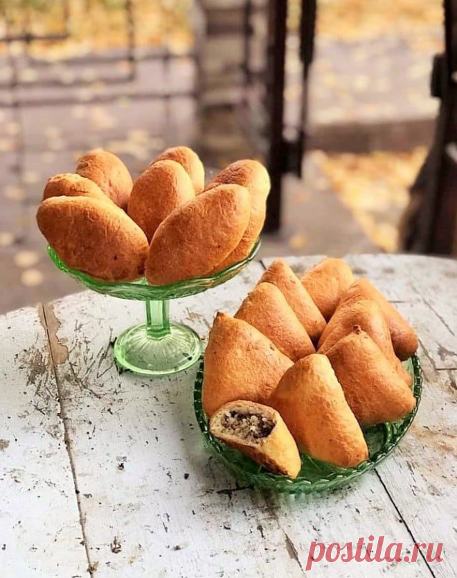 Маленькие закусочные пирожки с мясной начинкой