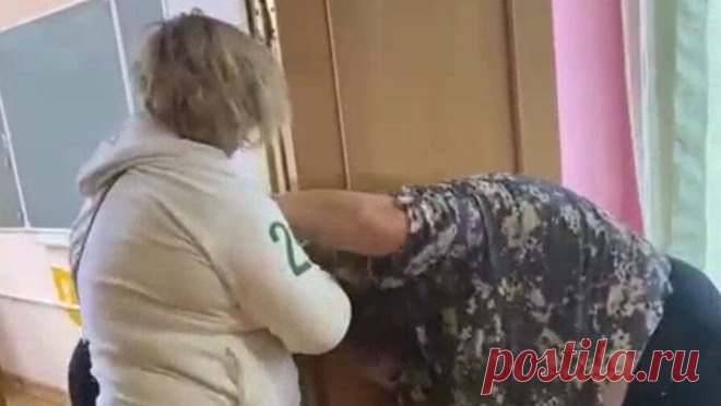 Учительница из Подмосковья подралась с ученицей и ее матерью на глазах у школьников. В Дмитровском округе Подмосковья учительница и мать ученицы подрались в школе. Видео с места событий опубликовал Telegram-канал "ЧП Дмитров". Инцидент произошел 9 ноября в школе имени Крупской в Деденево. К 52-летней ...