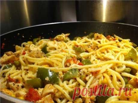 Спагетти с овощами и курицей