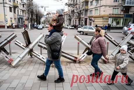 На Украине улицу назвали в честь полка имени Калиновского. В Житомире появилась улица Полка имени Кастуся Калиновского. Отмечается, что для этого была переименована улица, называвшаяся ранее Белорусской. Во время приуроченного к переименованию мероприятия мэр Житомира Сергей Сухомлин также вручил флаг города бойцам полка Калиновского.