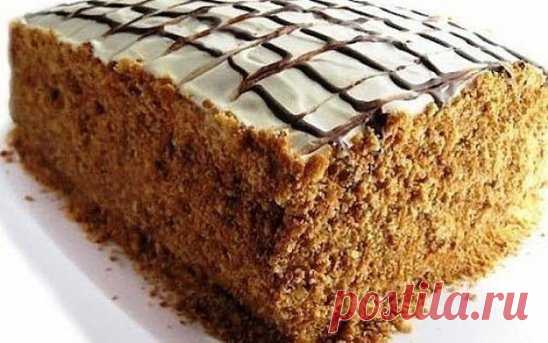 Медовик без масла — легкий и неимоверно вкусный. 
Недавно готовила. Получилось намного изысканней чем магазинный вариант. Этот рецепт специально для любителей медовой выпечки. 
Ингредиенты: 
Для теста: 
яйца — 3 штуки 
сахар — 1 стакан 
жидкий мед — 2-3 стол. ложки 
сода — 1 чайн. ложка 
мука — 3 стакана. 
Для крема: 
сметана (лучше жирную) — 0,5 л. сметаны 
сахар — 1 стакан. 
Приготовление: 
В эмалированной посуде смешать яйца, сахар и мед. Смесь в посуде поставить на маленький огонь и,