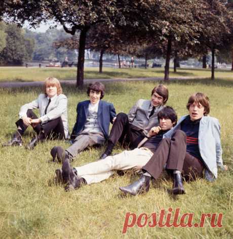 1964. The Rolling Stones at Regent’s Park in London, July 1964 - photos by Terry O’Neill - p3337 | PastYears.info