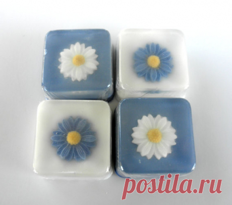Daisy Wedding Soap Favors Soap favors ENTIRELY 100% Vegetable Glycerin Soap including the Daisy! Natural colors. (Pink uses red soap colorant)  Any color daisy, any color background. I make a variety of hues, so be specific :) Shown here are a dusty country blue and white, medium pink    Last photo is example of custom label and the finished piece with the clear bag & satin ribbon.  Each favor is also individually shrink wrapped, with CUSTOMIZED LABEL*! *******************...