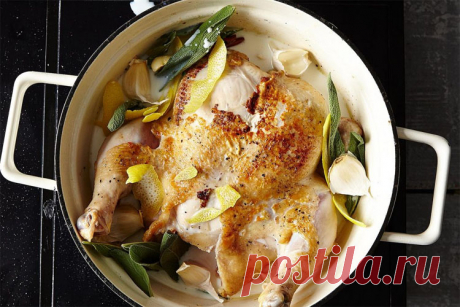 Выпекаем курицу в кастрюле молока. Мясо размягчается так, что его можно не жевать