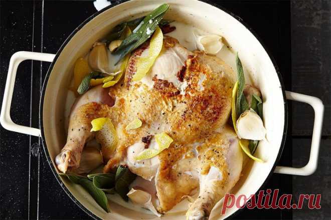 Выпекаем курицу в кастрюле молока. Мясо размягчается так, что его можно не жевать