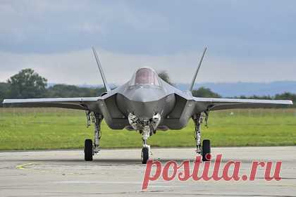 В Китае построили макеты американских F-35. Четыре макета американских истребителей-бомбардировщиков F-35 Lightning II заметили на спутниковых снимках ракетного полигона Народно-освободительной армии Китая в Синьцзяне. Самолеты могут стать мишенями для ракет средней дальности DF-16 и DF-21C. Об этом сообщает South China Morning Post.