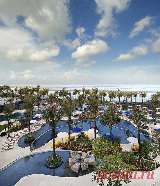 Роскошный 5-звездочный спа-отель W Retreat & Spa Bali расположен на пляже Семиньяк. Курорт развивается как место для отдыха самых притязательных туристов, которые желают эксклюзивности и тишины. Остров Бали, Индонезия