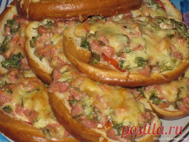 Горячие бутерброды с сосисками.
