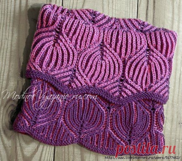 Снуд спицами *Листья* в технике бриошь  

Техника бриошь (Brioche Stitch )с двухсторонней вязкой в последнее время стала очень популярной.Так вяжут шапочки,шарфы,шали и конечно же очень красивыми получаются снуды.Сегодня мы рассмотрим вязание снуда узором листья.
 
Описание вязания снуда в технике бриошь:

 
 
Пряжа 300 м на 100 г двух цветов.

Вяжем розовым на бордовом  фоне, изнанка бордовая на розовом  фоне.

Схема для круговых спиц

Все нечетные ряды вяжем розовым, а ч...