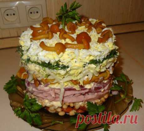 Салат с фасольюВыложить в салатник слоями1 банка консервированной фасоли,200-300 гр. ветчи / Здоровый аппетит