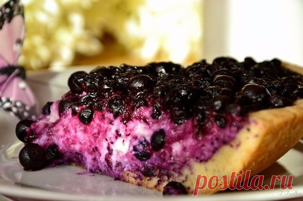 Этот десерт влюбляет в себя всех без исключения — Пирог с творогом и черникой