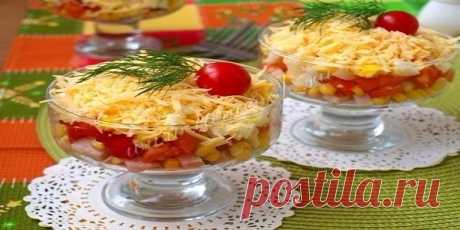 Салат «Восторг» — это вкусный и сочный салат. За счёт курицы салат получается очень сытным, а помидоры придают ему сочность. Салат яркий и замечательно подойдёт на любой праздничный стол. | Эксклюзивные шедевры кулинарии.