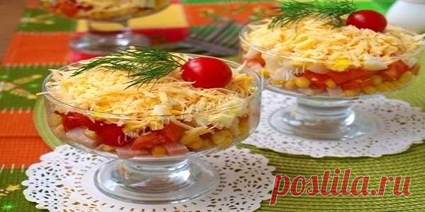 Салат «Восторг» — это вкусный и сочный салат. За счёт курицы салат получается очень сытным, а помидоры придают ему сочность. Салат яркий и замечательно подойдёт на любой праздничный стол. | Эксклюзивные шедевры кулинарии.