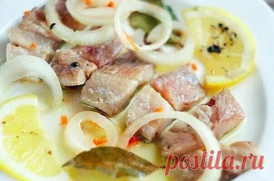 Секрет приготовления вкусной селедочки.
Давайте попробуем засолить нашу первую домашнюю селедочку самым простым способом. Разморозьте и тщательно промойте две крупных селедки. Удалите жабры и уложите рыбу в глубокую эмалированную или стеклянную посуду. В отдельной кастрюльке вскипятите 600 мл. воды, растворите в ней 1 ст. ложку соли и 1 ч. ложку сахара. Остудите рассол до комнатной температуры и залейте им вашу селедку так, чтобы она была полностью погружена в рассол. Накройте емкость с селедкой