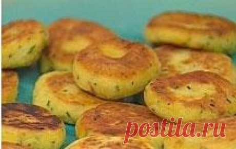 Macaire-Kartoffeln - Rezept mit Bild Das perfekte Macaire-Kartoffeln-Rezept mit Bild und einfacher Schritt-für-Schritt-Anleitung: Kartoffeln waschen und in kochendem Salzwasser 25 Minuten kochen.