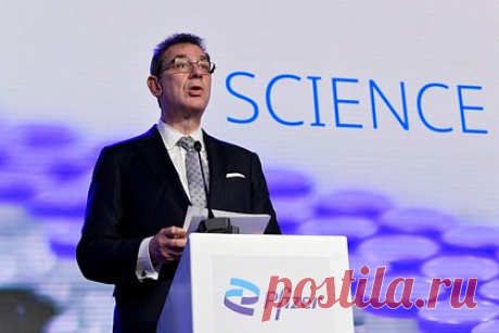 Глава Pfizer заразился COVID-19 дважды за полтора месяца. Председатель правления и генеральный директор американской фармацевтической корпорации Pfizer Альберт Бурла заразился коронавирусом во второй раз. «Я чувствую себя хорошо и не испытываю симптомов. Несмотря на то, что мы добились большого прогресса, вирус все еще с нами», — поделился он в Twitter.