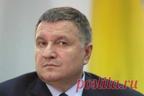 Бывший глава МВД Украины внесен в список террористов Росфинмониторинга. Росфинмониторинг внес в список террористов и экстремистов бывшего главу МВД Украины Арсена Авакова. Также в этот реестр попали экс-командир запрещенного в России нацбатальона «Айдар» Сергей Мельничук и командир запрещенного в России нацполка «Азова» Андрей Билецкий. Вместе с ними оказался бизнесмен Игорь Коломойский.