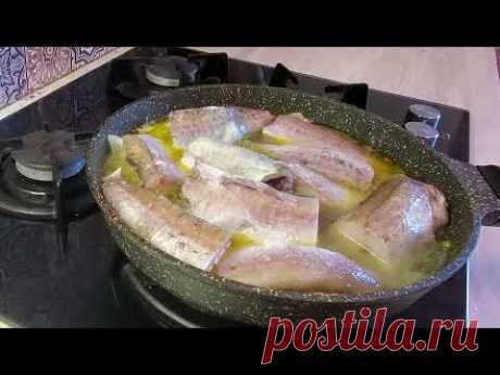 Тушеный минтай с луком и сметаной.