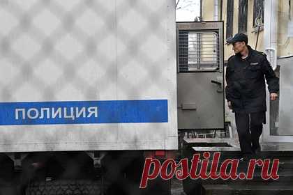 Россиянина приговорили к сроку за двойное убийство милиционеров. В Москве суд приговорил к 15 годам колонии строгого режима 51-летнего жителя столицы Олега Бабаева, который в 1995 году убил двух сотрудников вневедомственной охраны милиции. 10 июля 1995 года они остановили мужчину, Бабаев сел на заднее сиденье автомобиля и выстрелил в сотрудников милиции из пистолета.