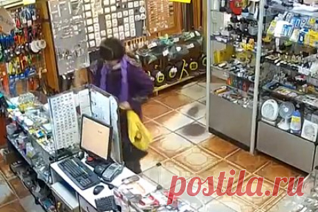Россиянка разгромила топором магазин и попала на видео. В городе Ржеве Тверской области женщина в ходе перепалки с продавщицей разбила топором витрины одного из местных магазинов, после чего метнула орудие в его сотрудницу. Произошедшее сняли на видео камеры наблюдения. Сейчас полиция изучает записи и разыскивает устроившую погром покупательницу.
