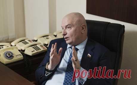 Клишас ответил на призывы вернуть смертную казнь. Депутат Олег Морозов предположил, что КС может изменить позицию о снятии моратория на смертную казнь с учетом «деградации международной правовой системы». Андрей Клишас заявил на это, что позицию суда «определяют другие люди»