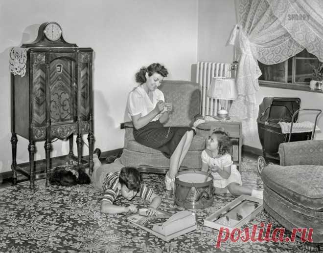 Family Room: 1942 June 1942. 