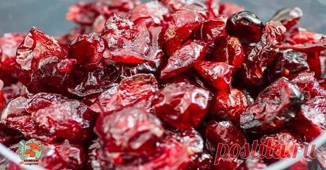 ВЯЛЕНАЯ ВИШНЯ

Процесс заготовки вяленых вишен схож с приготовлением клубничных цукатов. Сначала ягоды необходимо проварить в сиропе, а затем просушить в духовке или специальной сушке.

Если не произвести всех указанных манипуляций, ягоды останутся кислыми, да и вялить их придется дольше. Из 2,5 кг свежих вишен вы получите 500 г вяленых и баночку сиропа (литраж будет зависеть от сочности, у нас вышло чуть больше 1 л). Поверьте, оно того стоит, ведь в итоге вы получите прод...