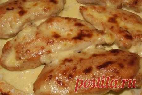 Куриная грудка запеченная в кефире. Настоящая вкуснятина. Ингредиенты:куриная грудка 500гр;кефир 1% 250мл;зубчик чеснока 3шт;специи по вкусу.Способ приготовления:Грудки промываем, разделываем на средние кусочки.Чеснок нарезаем тоненько поперек. Отправляем в …